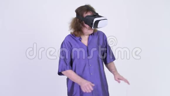 快乐老人使用虚拟现实耳机视频的预览图