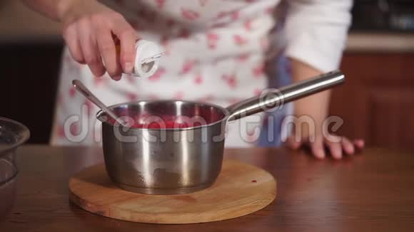 女人在锅里撒淀粉视频的预览图