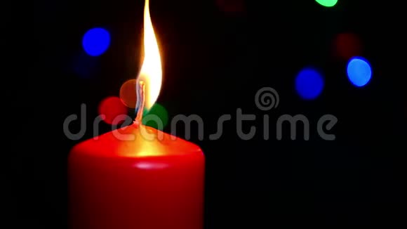 在博克背景下特写一支新年蜡烛慢动作蜡烛火焰宗教精神和视频的预览图