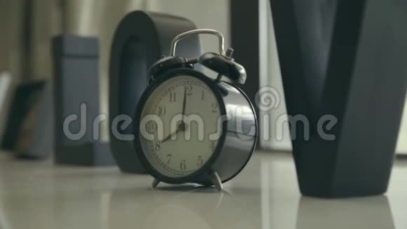 桌子上的闹钟显示八点钟视频的预览图