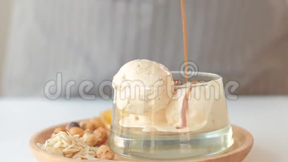 甜食乳制品甜点焦糖流冰淇淋视频的预览图