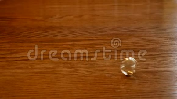 旋转旋转的金色结婚戒指在木桌上视频的预览图