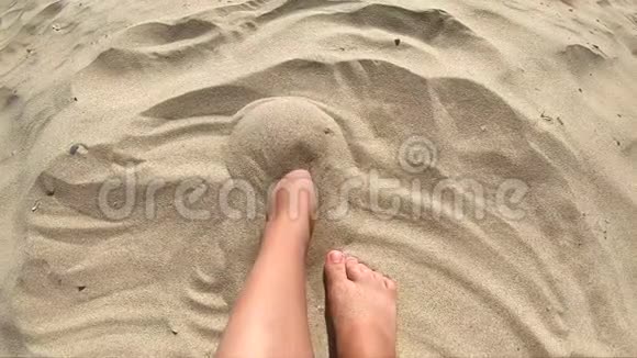 一个白人女孩的两条腿在沙滩上享受白沙视频的预览图