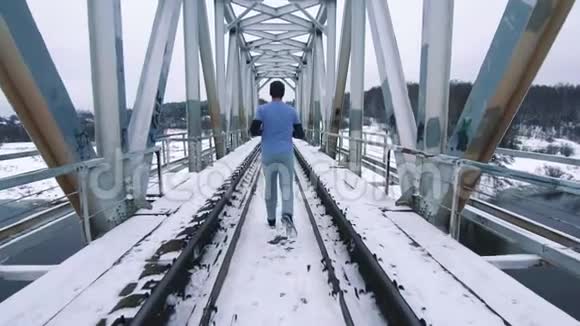 冬季运动员在桥上跑步视频的预览图