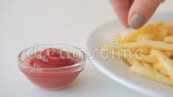 快餐小吃手蘸薯条番茄酱视频的预览图