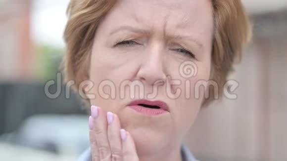 牙痛老女人牙痛视频的预览图