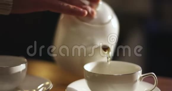 茶被倒进茶杯里4K超高清视频的预览图
