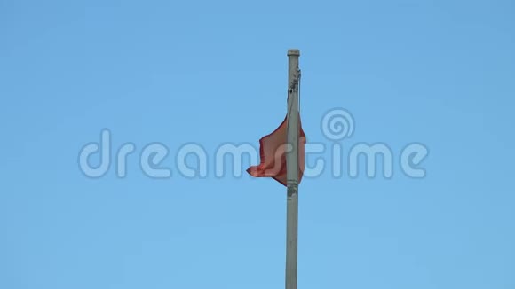 红旗在沙滩上迎风飘扬视频的预览图