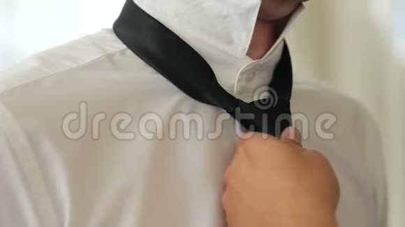 男人在家里帮助男人调整脖子上的领带视频的预览图