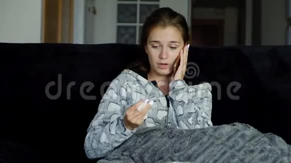 发烧的年轻女子打电话给她的医生视频的预览图