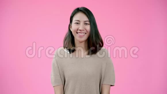 微笑可爱的亚洲女性积极的表情笑容广泛穿着休闲服装看着相机视频的预览图