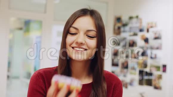 快乐的女孩吃甜甜圈在工作中享受零食视频的预览图