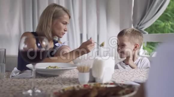 母亲想给儿子喂饭但他不想吃视频的预览图