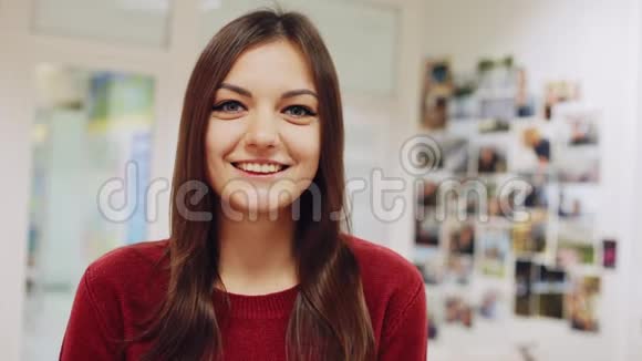 美丽女孩的肖像为相机微笑竖起大拇指视频的预览图