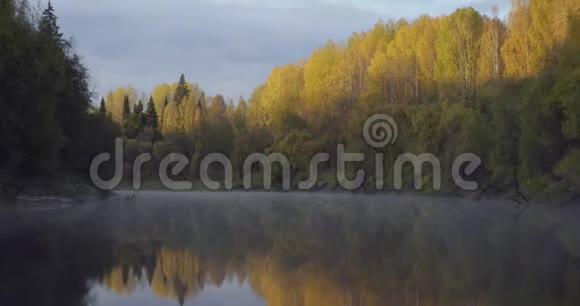 在水面上有薄雾的河流上向前移动视频的预览图