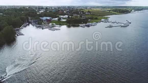 从四架直升机到美丽的湖泊的壮观景色大型船只和停泊在码头的游艇视频的预览图