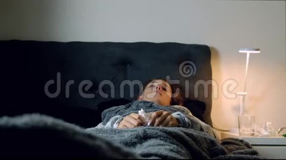 发烧打喷嚏的年轻病妇视频的预览图