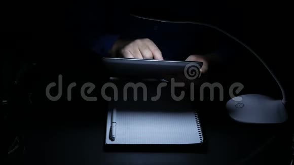 商人在黑暗办公室文本写作在线消息使用触摸表视频的预览图