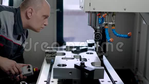 在特种设备工业厂房上与金属部件合作的技术专家视频的预览图