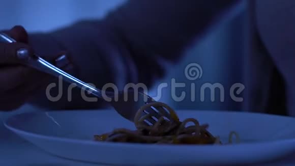 饥饿的无家可归的女性吃意大利面为自己的生活哭泣暴食症视频的预览图