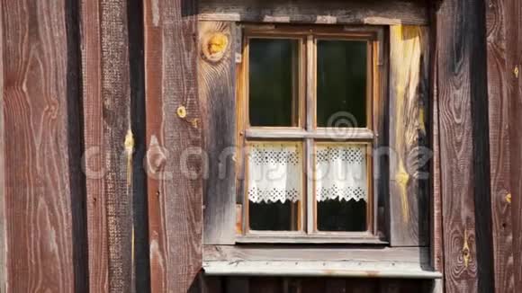室外景观舒适美丽的窗户和窗帘在农村木制乡村房子视频的预览图