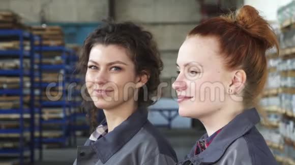 美丽的女工程师微笑着对着镜头在工厂摆姿势视频的预览图