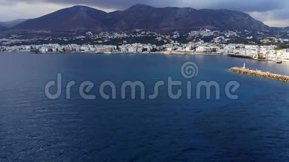阴天深蓝色大海和山脉的空中全景克里特岛视频的预览图