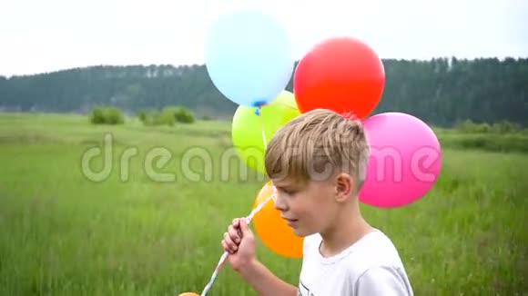开心的小宝贝开心的拿着气球到处跑户外娱乐活动庆祝和乐趣孩子生日视频的预览图