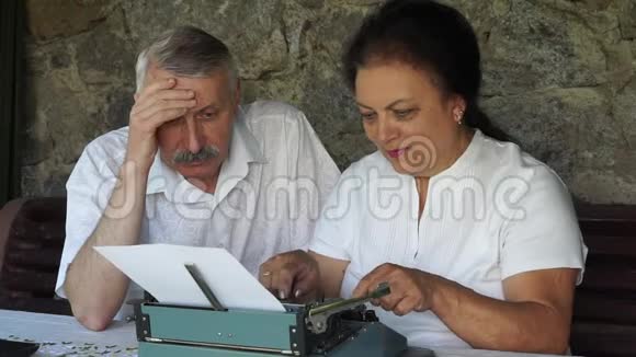 年长夫妇用打字机写传统邮件视频的预览图