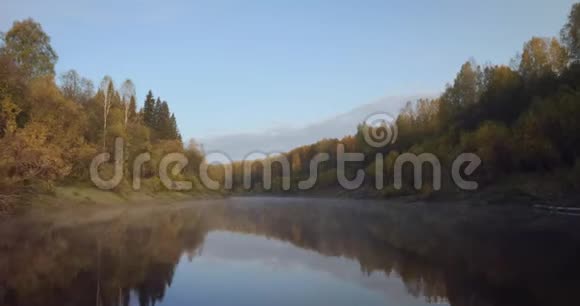 在水面上有薄雾的河流上向前移动视频的预览图