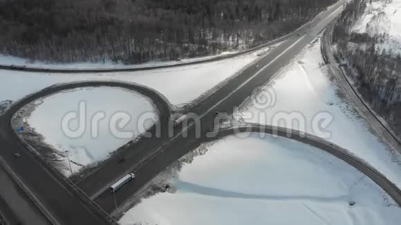 高速公路上的鸟瞰图汽车在路上大型交通交汇处概况视频的预览图