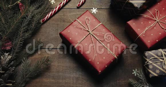 上景木制棕色桌子上面装饰着圣诞用品和花环礼物在桌子上男人手带走视频的预览图