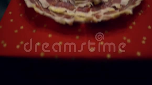 4K从美味的Tapa盘子里切出一片叫做JamonSerrano的西班牙火腿视频的预览图
