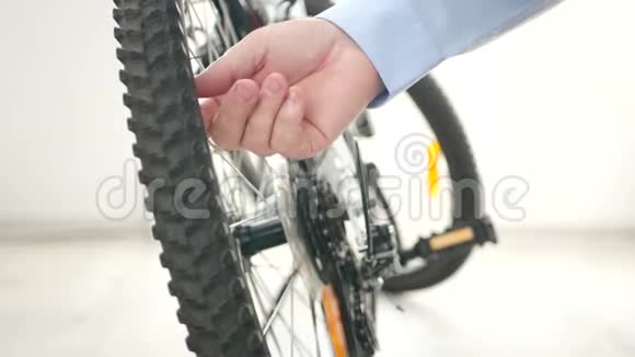 体育商店里的人准备出售自行车检查轮胎气压视频的预览图