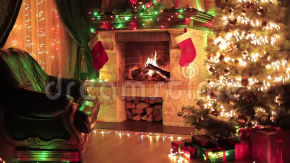 室内装饰有壁炉扶手椅窗户和圣诞树视频的预览图