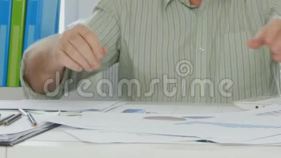 忙碌的商人选择和安排文件计划图表视频的预览图