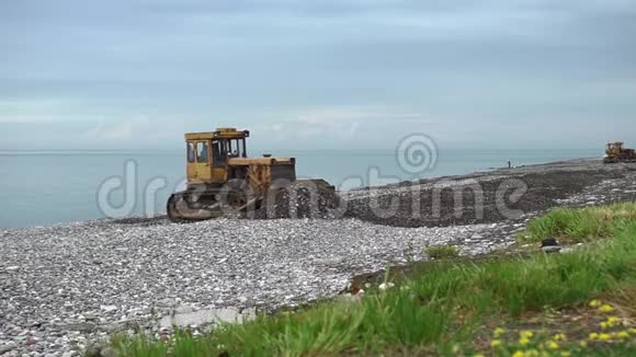 环境污染概念海滨重型工程机械视频的预览图