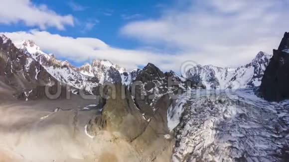 天山山与蓝天同云鸟瞰图视频的预览图