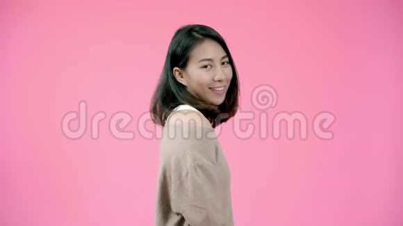 微笑可爱的亚洲女性积极的表情笑容广泛穿着休闲服装看着相机视频的预览图