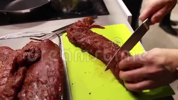厨师为船上的牛排做切肉生肉片食物大师级选择性聚焦视频的预览图