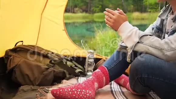 在旅行中放松露营女人喜欢帐篷视频的预览图