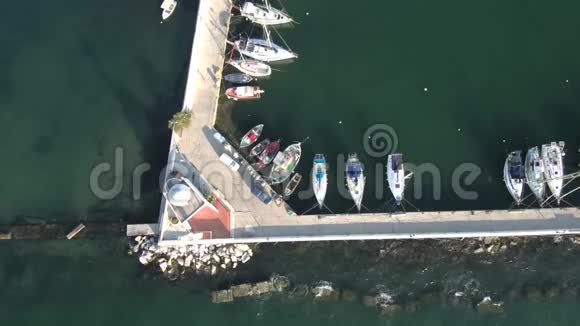 在希腊卡拉马里亚塞萨洛尼基地区的码头游艇的鸟瞰图用无人驾驶飞机视频的预览图