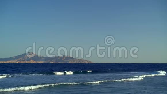 波浪冲上岸视频的预览图