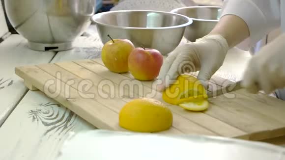 厨师戴手套切水果视频的预览图