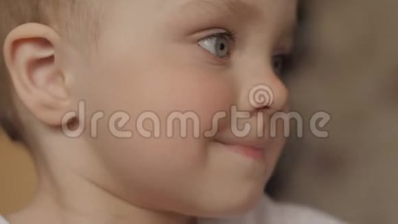 侧视特写一个可爱的小男孩的肖像他正看着他的面前然后把他的头看成视频的预览图