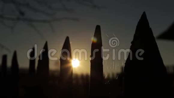 乡间小屋附近篱笆上的日落视频的预览图