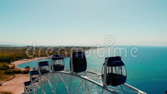 海滩摩天轮上的无人机镜头视频的预览图
