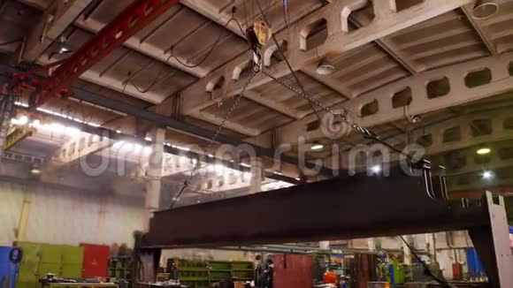 工业概念一台起重机吊在一个大的铁部件上把它移过建筑厂视频的预览图