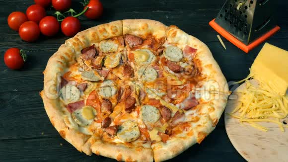 双手切下披萨切片配香肠番茄和奶酪配专用刀轮在木桌上视频的预览图