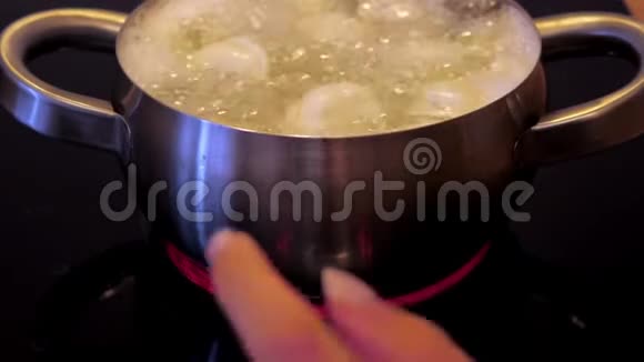 锅中用汤匙煮熟并搅拌的饺子视频的预览图